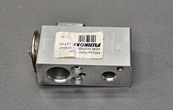 Dacia Sandero II Air conditioning (A/C) expansion valve M04466107480 M0446610