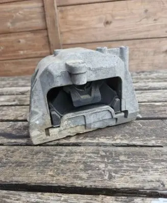 Volkswagen Golf V Engine mount bracket