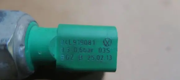 Skoda Octavia Mk3 (5E) Oil pressure sensor 04l919081