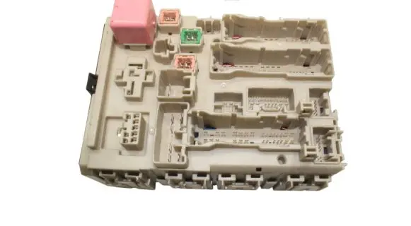Toyota Avensis T270 Fuse module 8273005J90