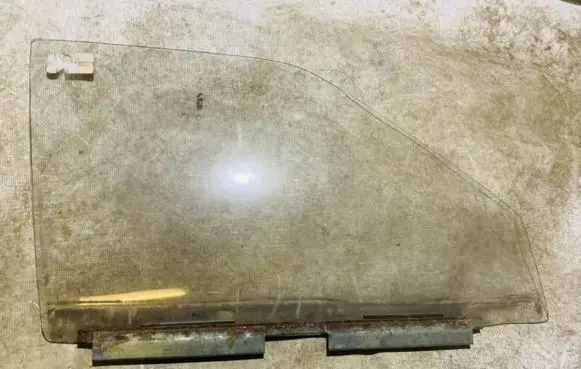 Ford Escort Front door window glass four-door