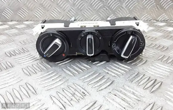 Audi A1 Climate control unit 8X0820045A
