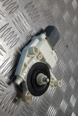 Mercedes-Benz C AMG W204 Front door window regulator motor A2048200142 0130822503