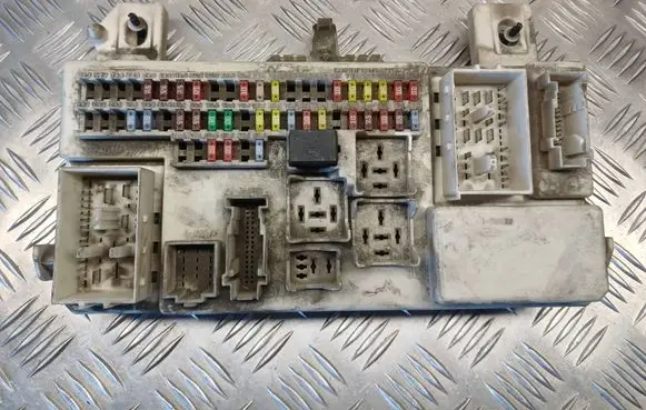 Mazda 3 I Fuse module BP4K66730C 519050033