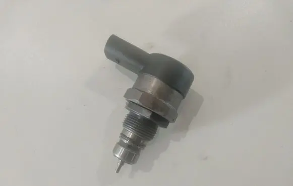 BMW 3 E90 E91 Fuel pressure regulator 13537805734 0281002738