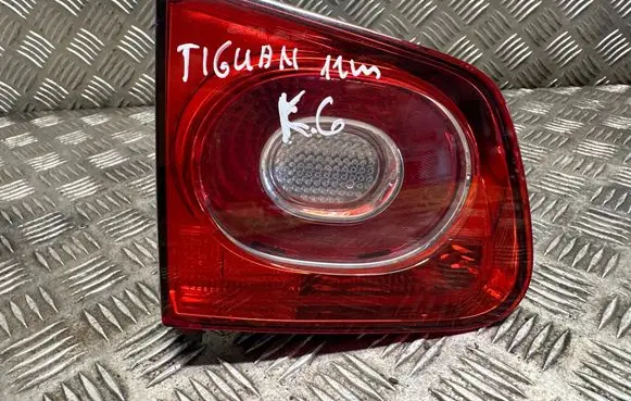 Tailgate rear/tail lights
