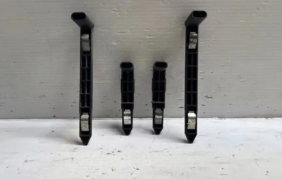 Headlight/headlamp mounting bracket
