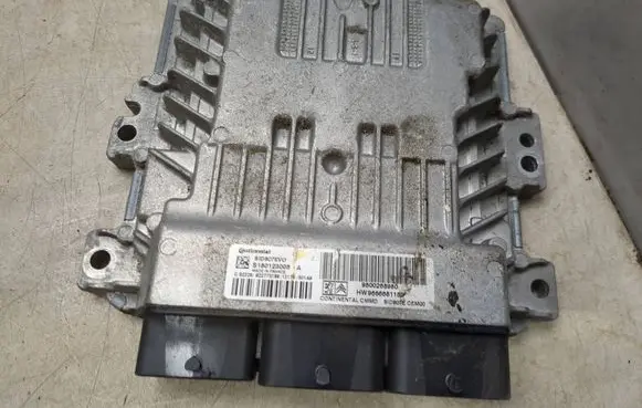 Peugeot 208 Engine control unit/module S180123008A 9800268980 9666681180
