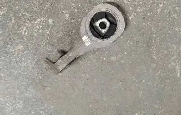 Alfa Romeo Giulietta Gearbox mount 00505219240