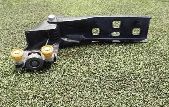 Renault Trafic III (X82) Sliding door middle roller runner 93451714 777650730R 777653970R