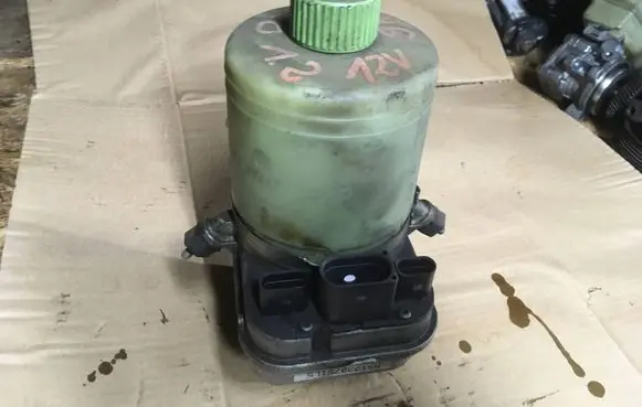 Volkswagen Golf V Power steering pump 6Q0423156AB