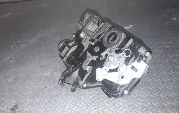 Skoda Roomster (5J) Rear door lock 5J7839015B