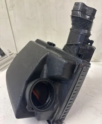 Volvo XC70 Air filter box 6893747