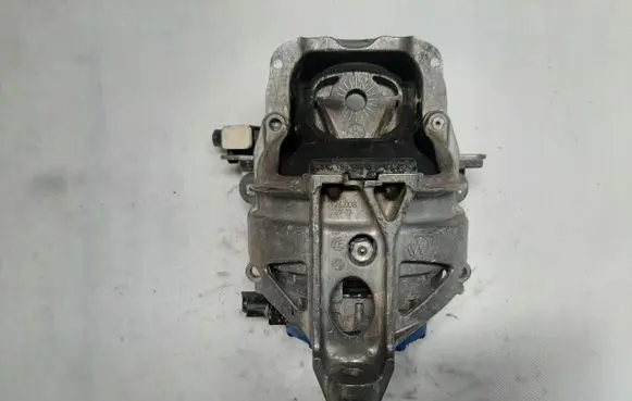 Engine mount vacuum valve