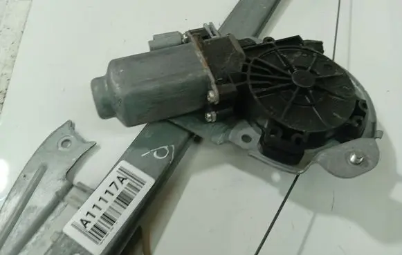 Toyota Aygo AB10 Front door window regulator motor 