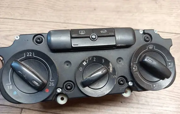 Volkswagen Golf V Climate control unit 