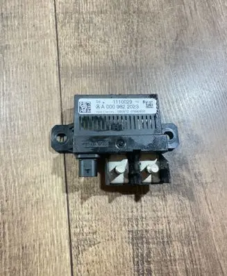 Mercedes-Benz E C207 W207 Charging relay A0009822023 1110029