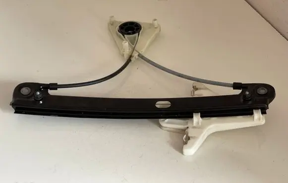 Rear door manual window regulator