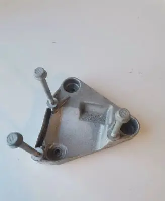 Opel Mokka X A/C compressor mount bracket 55577637 420702815
