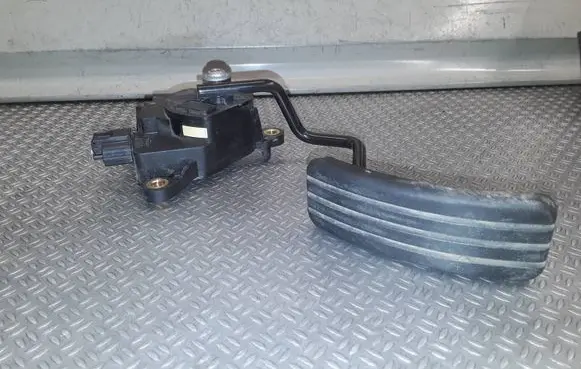 Renault Clio III Accelerator throttle pedal 8200297335