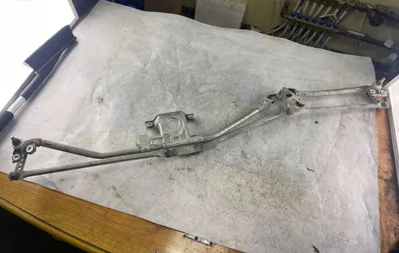 Front wiper linkage