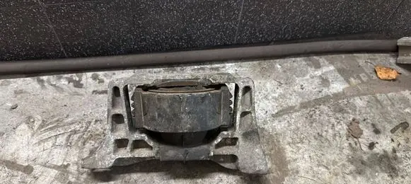 Volvo V50 Engine mount bracket 7M516F012YA