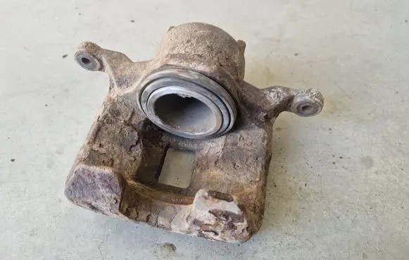 Mitsubishi L200 Front brake caliper