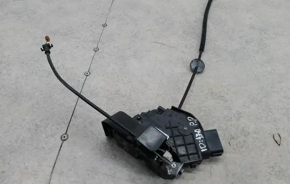 Ford Focus Front door lock 3M5AR21812AK
