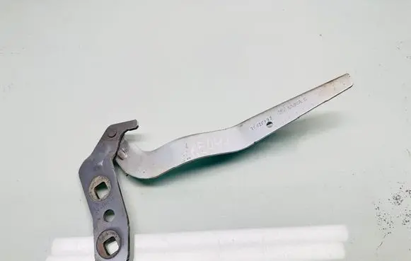 Engine bonnet/hood hinges