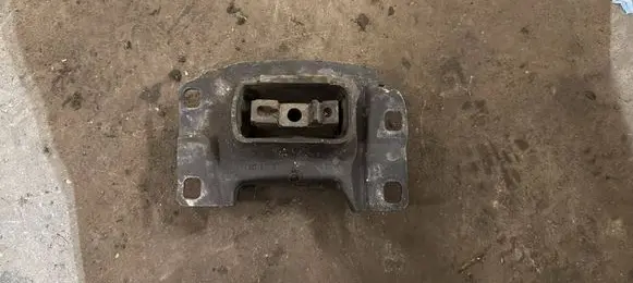 Volvo V50 Engine mount bracket 322A59