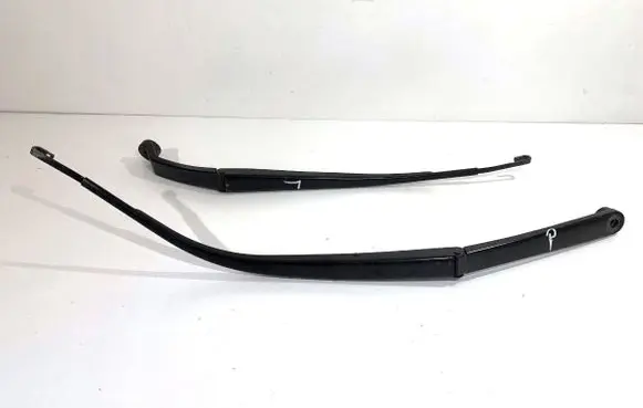 Honda CR-V Front wiper blade arm 