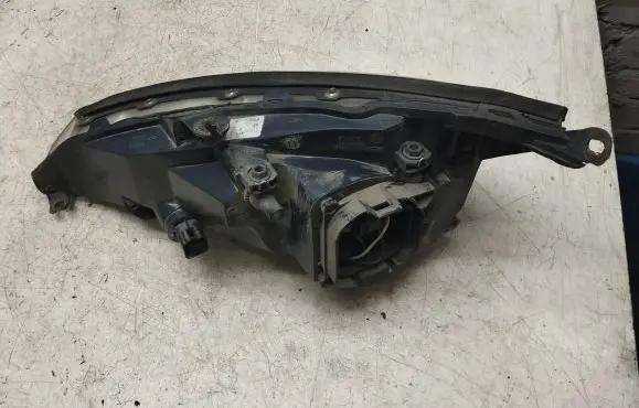 Ford Focus Headlight/headlamp 205675B