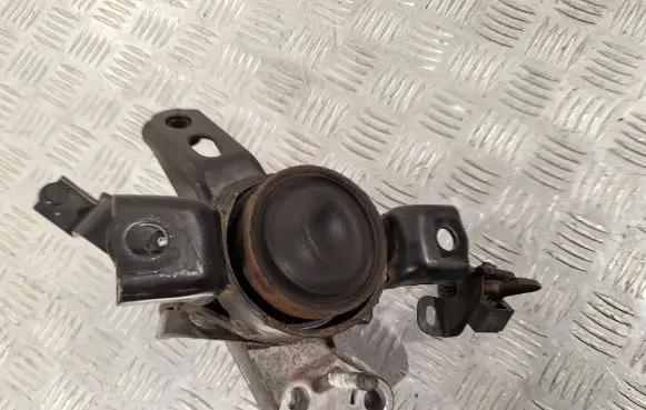 Toyota Avensis T270 Engine mount bracket 123050R020 123150R020