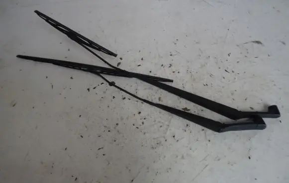 Mitsubishi Colt Front wiper blade arm
