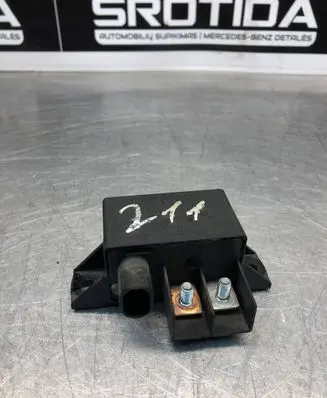 Mercedes-Benz E W211 Charging relay A0025426419 0332002167