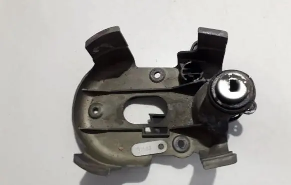 Opel Omega A Front door lock (next to the handle) GM105