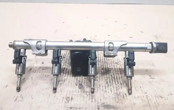 Volkswagen Golf VII Fuel injectors set 0261500248 04E133320D 0261545079