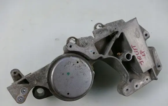 Nissan Qashqai Engine mounting bracket