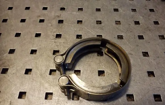 Volkswagen PASSAT B7 Muffler pipe connector clamp 