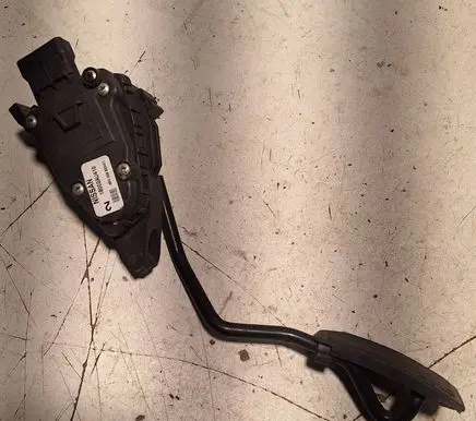 Accelerator throttle pedal