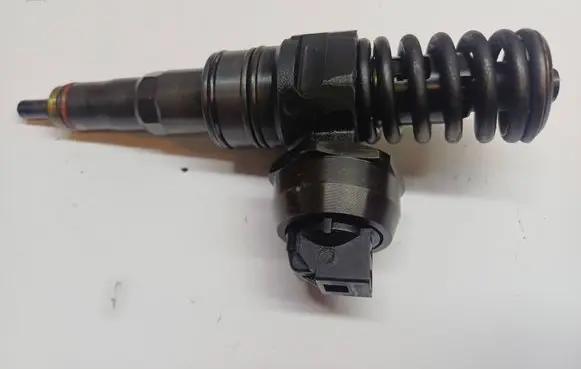 Volkswagen PASSAT B6 Fuel injector 038130073BQ