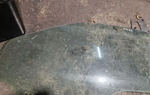Smart ForTwo II Front door window glass four-door