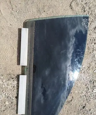 Volvo XC90 Front door window glass four-door
