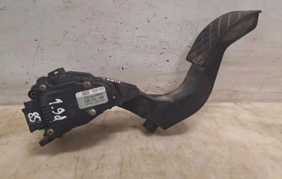 Volkswagen PASSAT B5 Accelerator throttle pedal 8D1721523