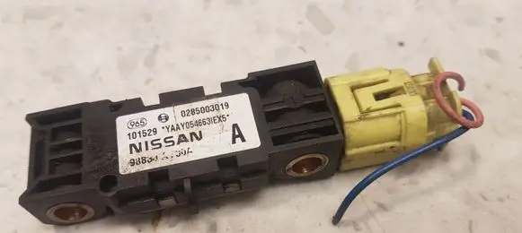Nissan Primera Airbag deployment crash/impact sensor 0285003019