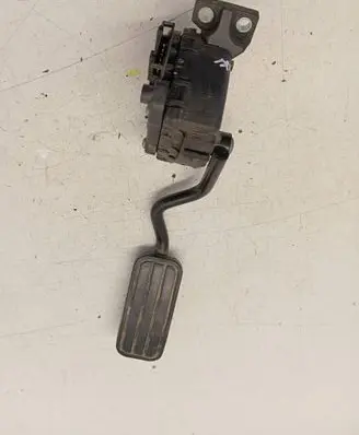 Accelerator throttle pedal