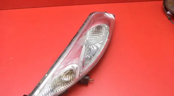 Nissan Juke I F15 Headlight/headlamp