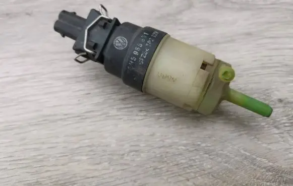 Volkswagen Jetta II Windscreen/windshield washer pump 1H5955851