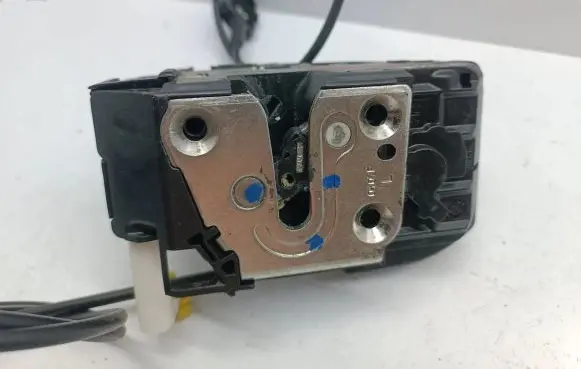 Nissan Note (E11) Front door lock 0107F