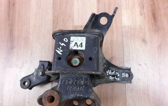 Toyota Yaris Engine mounting bracket 123050N080